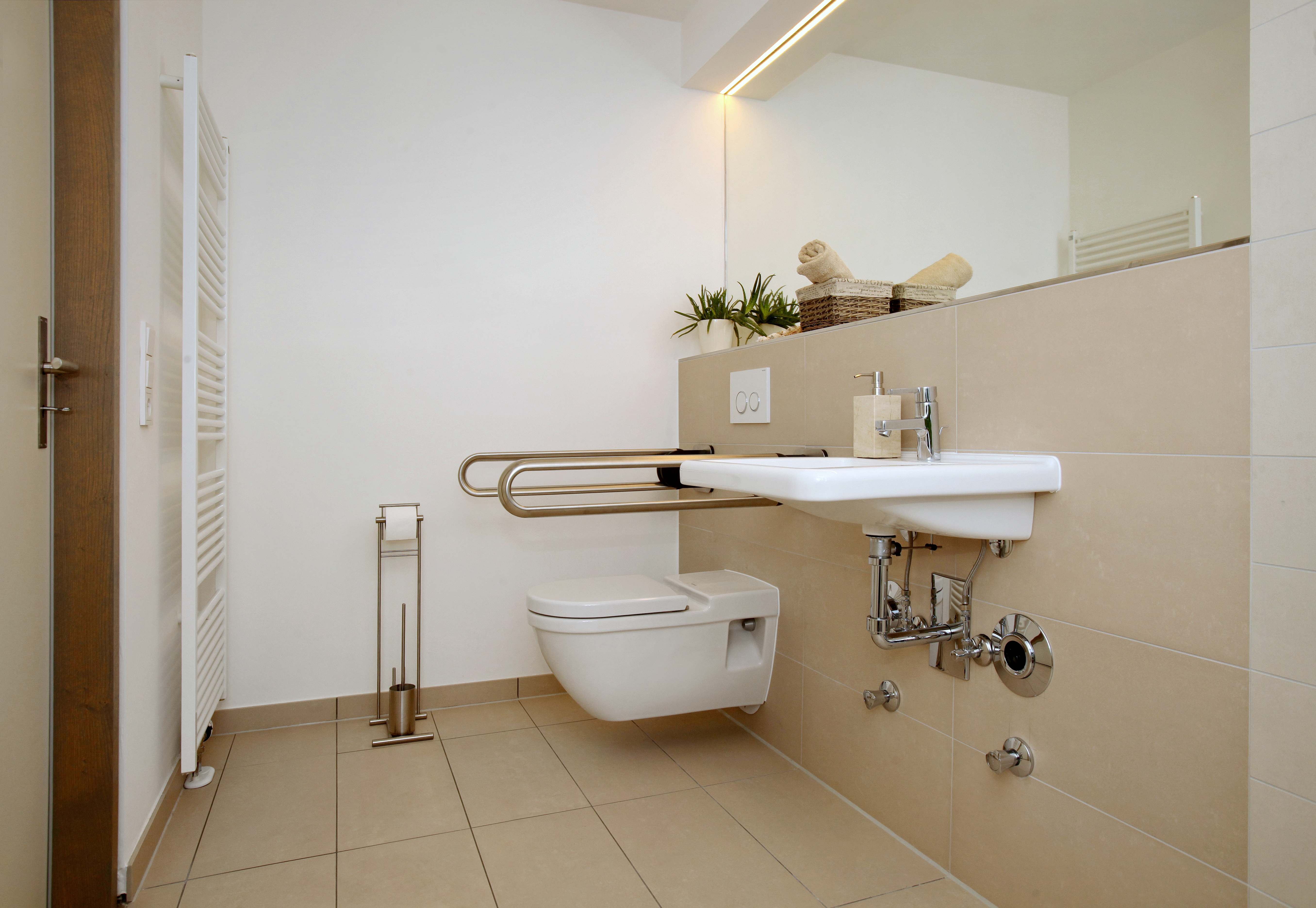 Barrierefreies Badezimmer mit ebener Dusche, Haltegriffen und rollstuhlgerechter Ausstattung für einen behindertengerechten Badumbau in Wiesbaden.