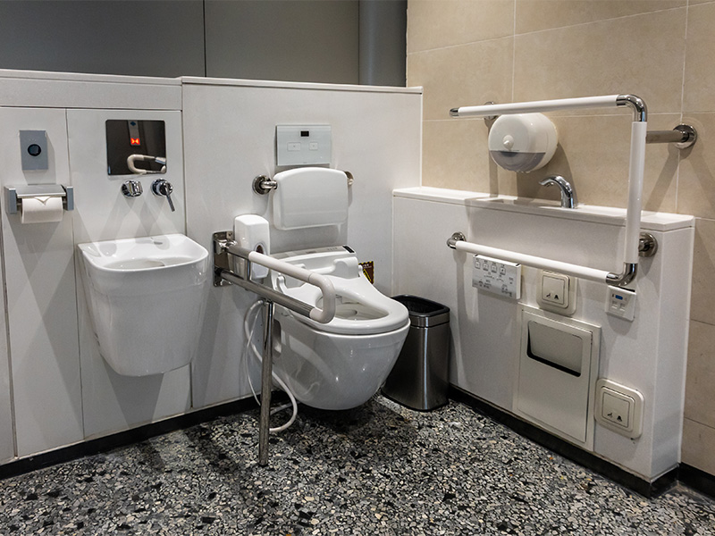 Modernes barrierefreies Badezimmer mit Haltegriffen am WC und Waschbereich als durchdachte Lösung für einen Badumbau in Wiesbaden.