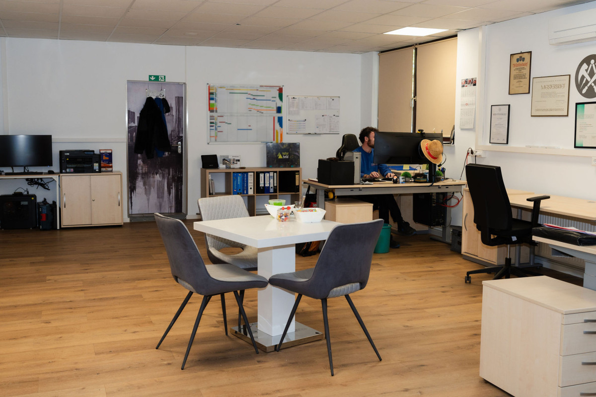 Büros der Walter Nies GmbH in Wiesbaden mit Firmenbeschriftung und modernem Eingangsbereich.