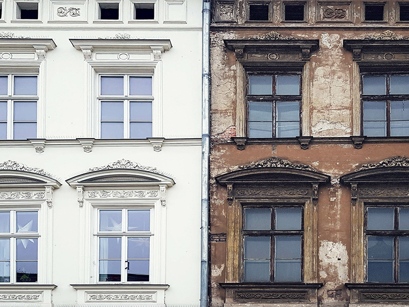 Restaurierung einer denkmalgeschützten Altbaufassade in Wiesbaden mit fachgerechtem Fassadenanstrich im Einklang mit Denkmalschutz