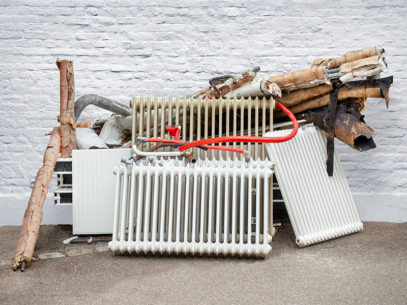 Alte Heizungsanlage im Technikraum zeigt veraltete Heiztechnik und den Bedarf für moderne energieeffiziente Lösungen.