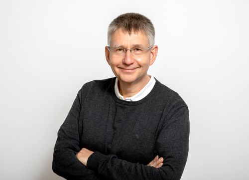 Portraitfoto von Andreas Laux, Inhaber der Günther Nies GmbH in Wiesbaden für moderne Heiztechnik und Energielösungen.
