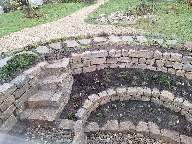 Natursteinarbeiten von Glaser & Schrauth Gartendesign in Wiesbaden – hochwertig verlegte Natursteinflächen für Terrassen, Gartenwege und Außenanlagen.