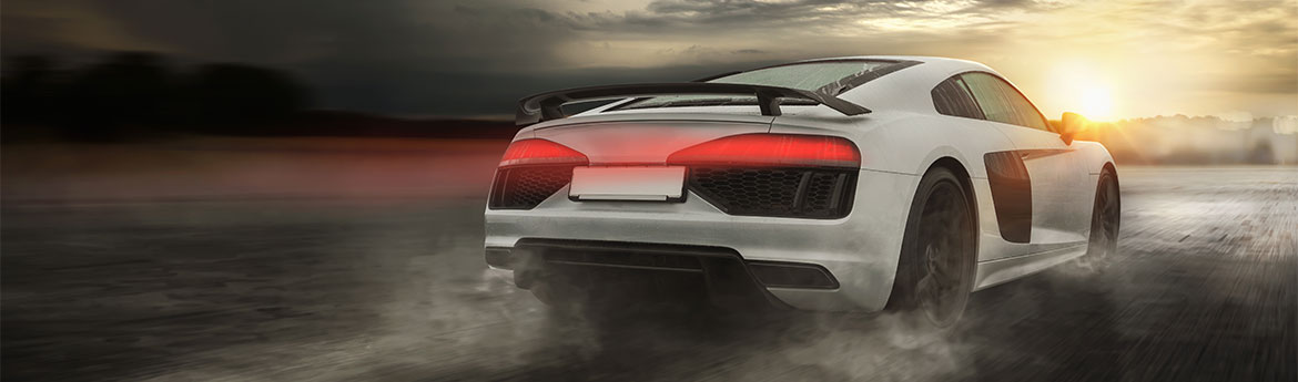 schneller Sportwagen rast über nasse Straße