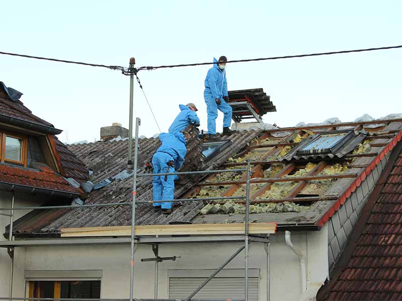 Dachdecker in Wiesbaden decken Dach mit Asbestfaserzementplatten ab