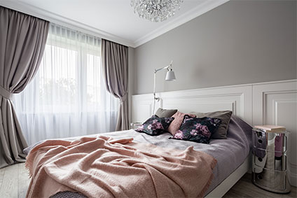 Pastellfarbenes Schlafzimmer mit Doppelbett