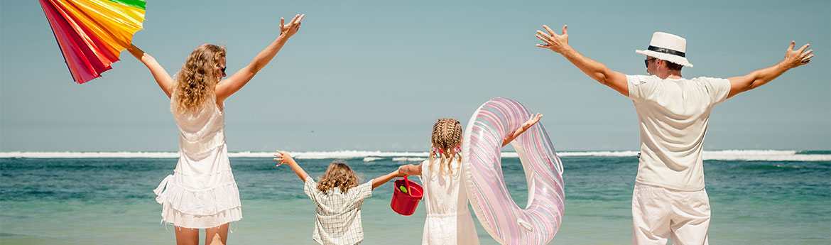 Junge glückliche Familie am Strand