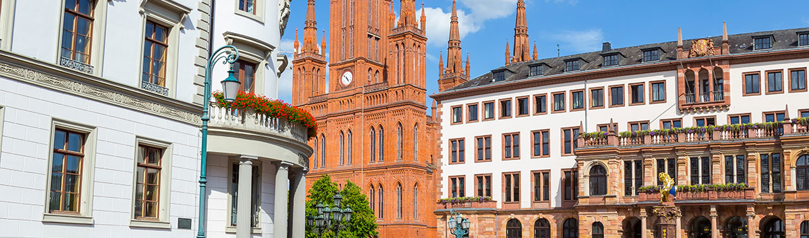 Schlossplatz in Wiesbaden mit dem hessischen Landtag, Marktkirche, Neues Rathaus und Marktbrunnen.