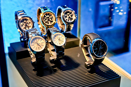 Designer Armbanduhren, die im Einzelhandelsgeschäft ausgestellt sind.