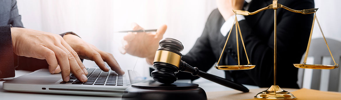 Anwalt bespricht Unterlagen und Verträge mit Klient