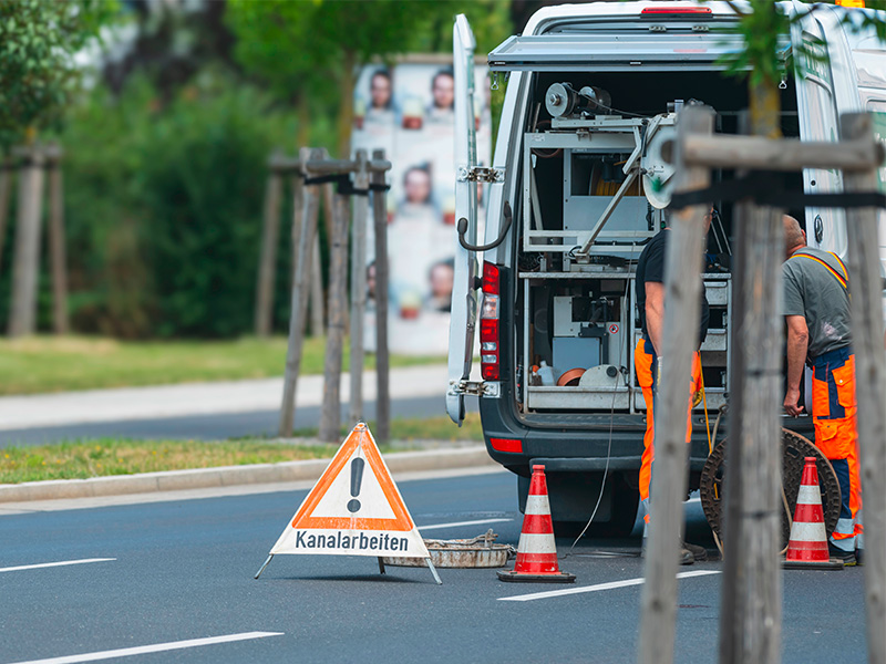 Notdienst-Techniker führt in Wiesbaden dringende Kanalreinigung auf der Straße durch, um Verstopfungen schnell zu beseitigen.