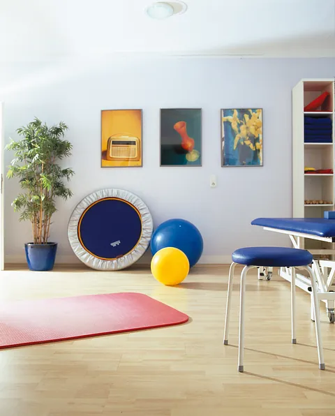 Therapieraum der Physiotherapiepraxis Gronemeier. Raddatz + Kollegen in Wiesbaden mit Ausstattung für physiotherapeutische Behandlungen.