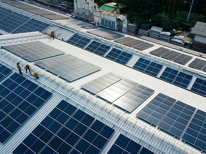 Photovoltaik-Anlage auf dem Dach einer Industriehalle erzeugt erneuerbaren Solarstrom und unterstützt Unternehmen in Wiesbaden bei nachhaltiger Energieversorgung.