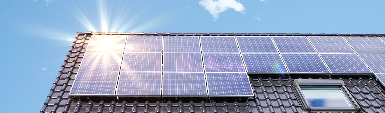 Photovoltaik-Paneele auf einem Hausdach erzeugen Solarstrom und zeigen moderne Möglichkeiten für nachhaltige Energieversorgung in Wiesbaden.