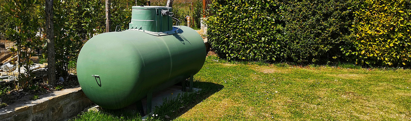 Stillgelegter Heizöltank im Garten eines Wohnhauses in Wiesbaden als Beispiel für die fachgerechte Stilllegung von Tankanlagen nach gesetzlichen Vorgaben.
