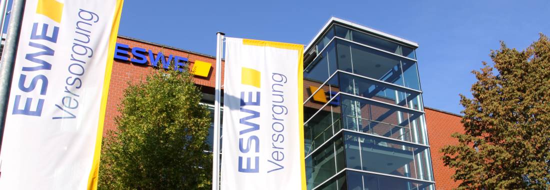 Firmensitz von ESWE mit Fahnen als Standort des Energieversorgers für Stromversorgung in Wiesbaden und regionale Energielösungen