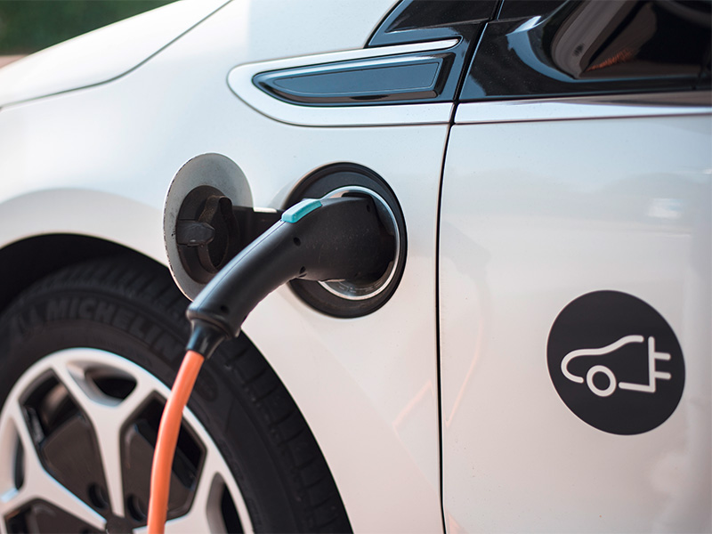 Elektrofahrzeug lädt an einer Stromtankstelle und nutzt moderne Stromversorgung in Wiesbaden für nachhaltige Elektromobilität