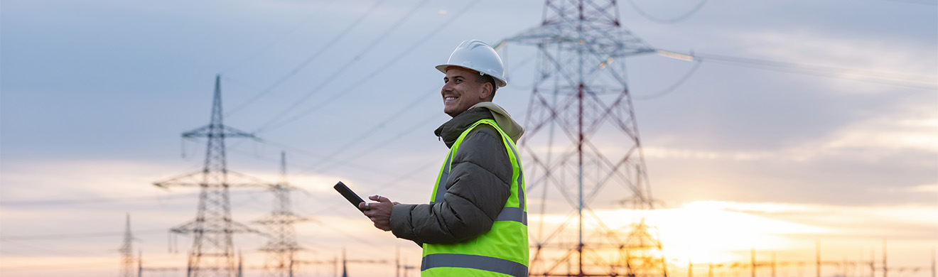 Fachkräfte prüfen Stromleitungen und Netzinfrastruktur für eine zuverlässige Stromversorgung in Wiesbaden mit moderner Energietechnik.