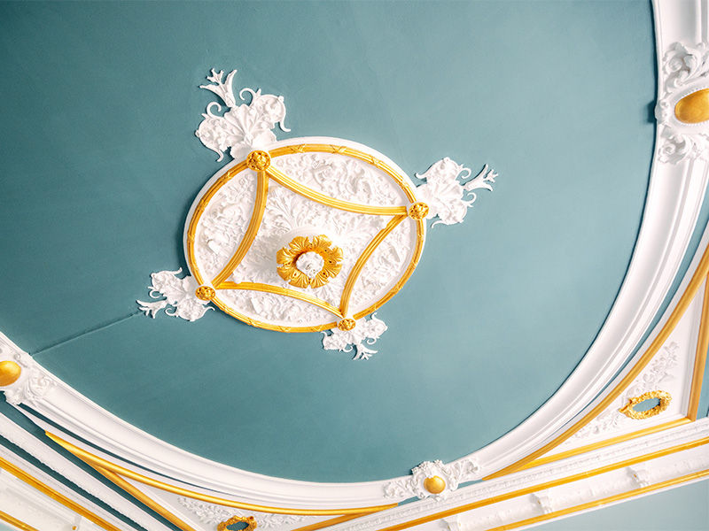 Verzierte historische Stuckdecke mit filigranen Ornamenten und kunstvollen Details als Beispiel hochwertiger Stuckdecke in Wiesbaden.