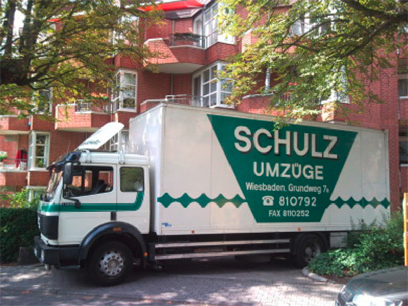 Umzugswagen des Umzugsunternehmens KH. Schulz Umzüge e.K. im Einsatz in Wiesbaden.