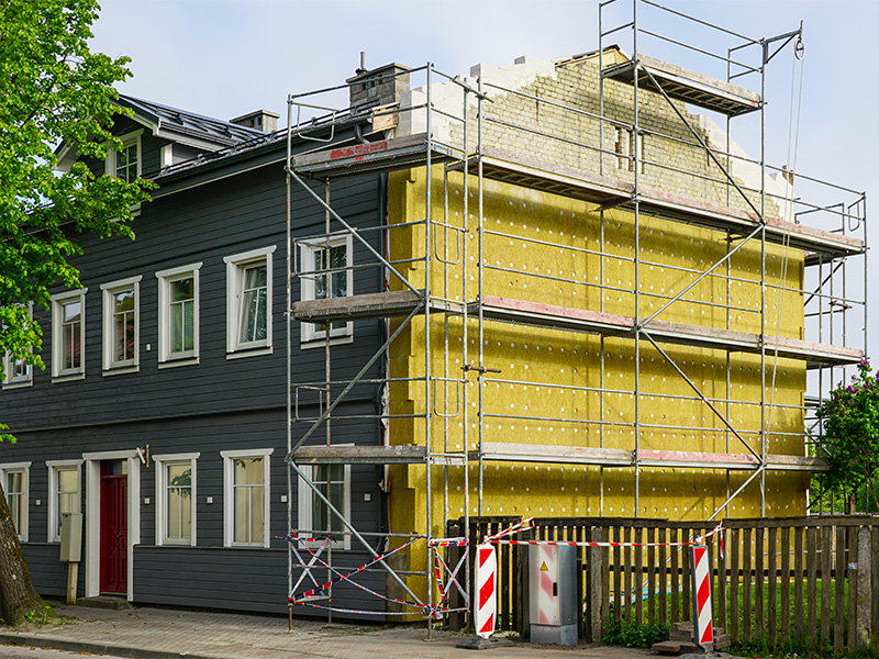 Dämmung einer Holzfassade mit dicken Dämmplatten – effiziente Wärmedämmung bei älteren Gebäuden in Wiesbaden.