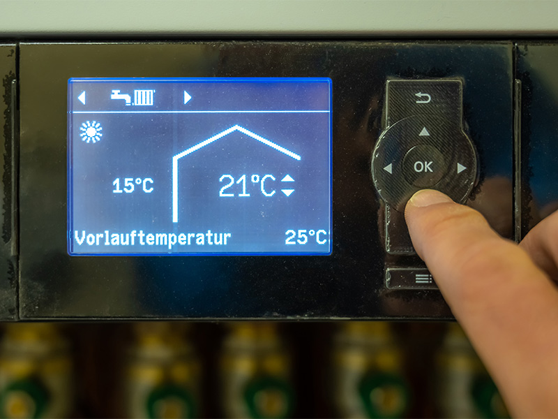 Moderne Wärmepumpe mit niedriger Vorlauftemperatur für effizientes Heizen und energiesparende Wärmeversorgung im Wohngebäude